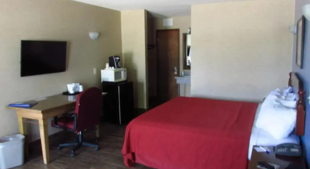 Четырёхместный номер Standard Americas Best Value Inn Celina