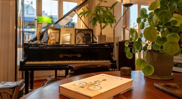 Chic 2BR Bright Penthouse With Open Wood Staircase, Забронировать Апартаменты/квартира Отели Афины с парковкой, рядом с Театр Каролос Коун "Театрон технис", Парковка