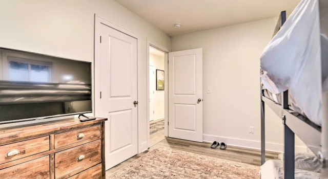 Stylish Retreat w/ Yard < 5 Mi to MSU Campus, Boek Vakantiehuis Lansing Michigan