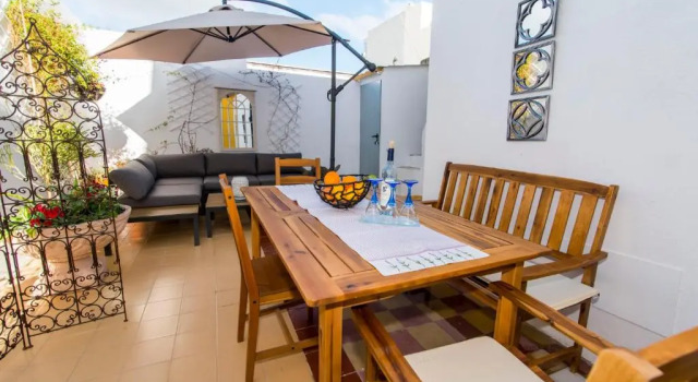 Коттедж Olhão Townhouse With Roof Terrace & Courtyard 5min to Ferry & Market