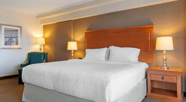 Номер Standard с балконом и с видом на реку Best Western Plus Gatineau-Ottawa Downtown