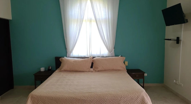 Villa Hermosa a Spacious Villa Close to Downtown