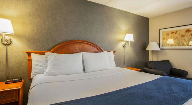 Двухместный люкс Quality Inn & Suites St Charles -West Chicago
