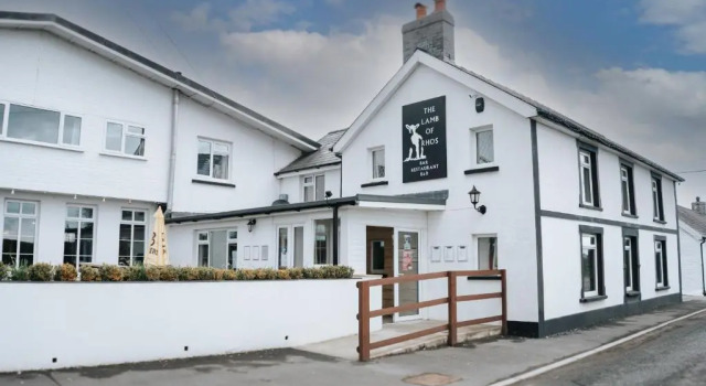 The Lamb of Rhos, Buchen Sie Hotel Llangeler South Wales