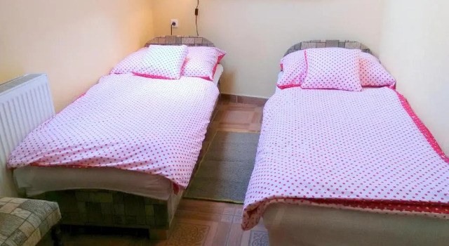 Burg Apartmanház, Book Hotel Hoteller i Gyula med parkering, Parkering