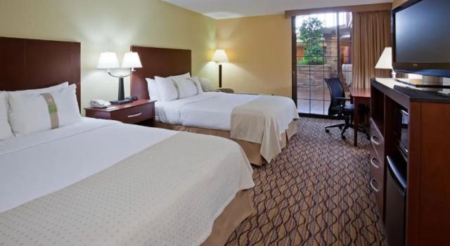 Двухместный номер Standard с видом на бассейн Holiday Inn Bloomington Airport South Mall Area by IHG