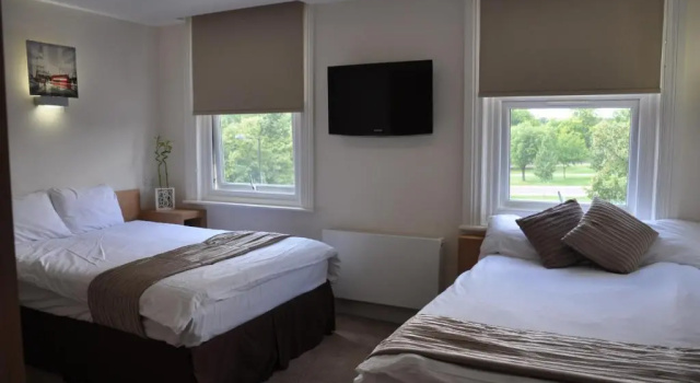 Четырёхместный номер Standard Queens Hotel