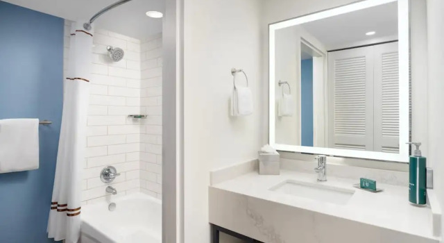 Четырёхместный номер Standard с балконом и с красивым видом из окна DoubleTree by Hilton Grand Key Resort