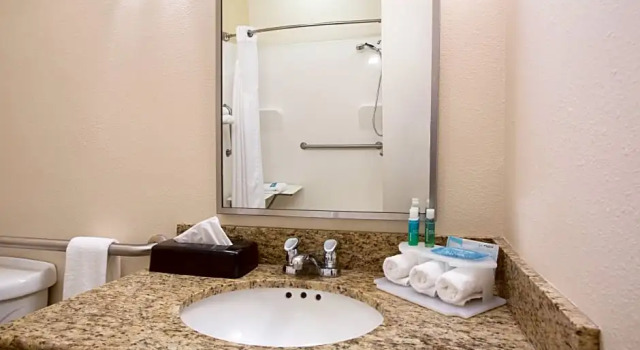 Люкс Standard Holiday Inn Express Hotel & Suites Concordia by IHG