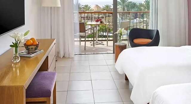 Номер Superior с видом на бассейн Mövenpick Resort & Spa Tala Bay Aqaba