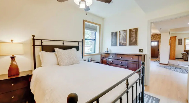 Steps to C Street & Saloons! Virginia City Getaway, Prenota Casa vacanze Hotel a Missouri con parcheggio, Parcheggio
