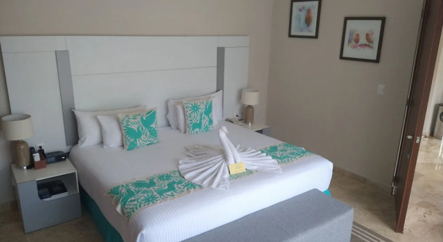 Люкс с балконом и с видом на бассейн Xaha Villas Suites & Golf Resort