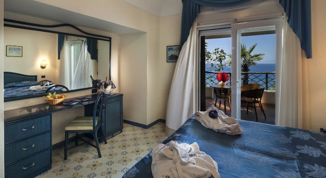 Двухместный номер Comfort с балконом и с видом на море Sorriso Thermae Resort & Spa