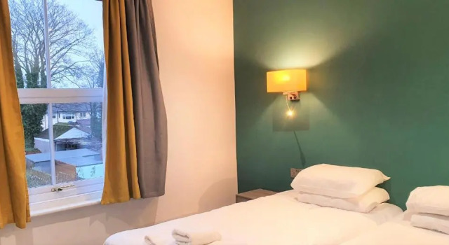 Номер Superior Bath Road Apartments