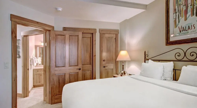 Ski-in 1br  Steps To Gondola + Main St, Sleeps 4 1 Bedroom Condo by RedAwning