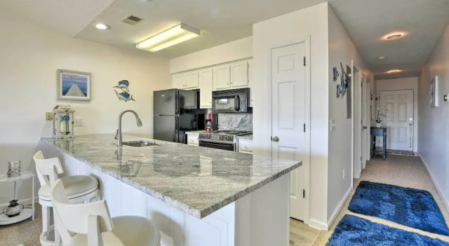 Апартаменты Little River Condo With Balcony & Pool Access!