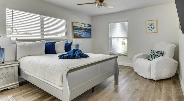 Cocoa Beach Home w/ Private Pool ~ 1/2 Mi to Beach, Varaa Lomakoti Hotellit Space Coast pysäköinnillä, Pysäköinti