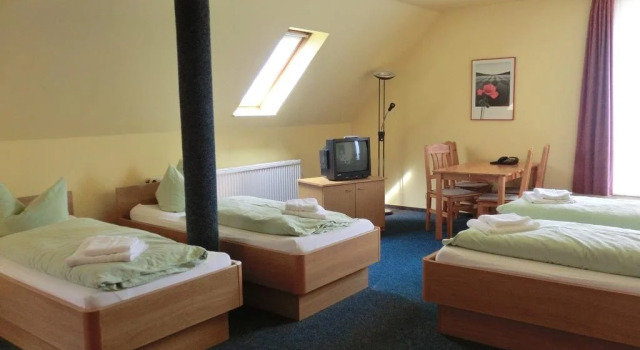 Hotel Am Kleinbahnhof, Забронировать Отель Эмден East Frisia, рядом с Восточно-фризский музей земель в Эмдене