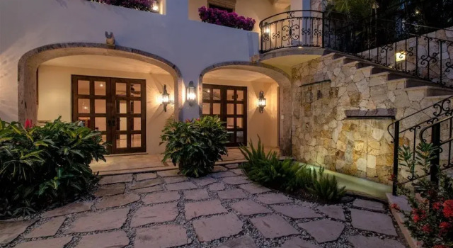 Casa de la Familia 7 Bedroom Contemporary Hacienda Style at Discounted Rate!