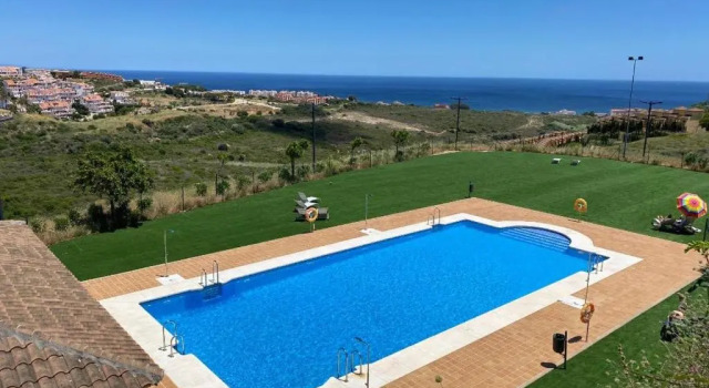 New build stunning 2 bed with sea views, Забронировать Апартаменты/квартира Отели Манилва с бассейном, Бассейн
