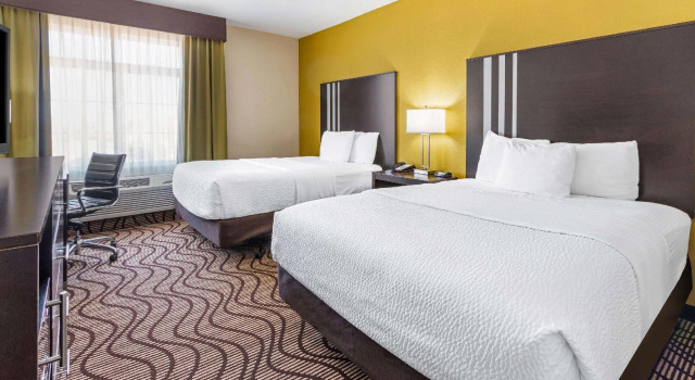 Четырёхместный номер Standard La Quinta by Wyndham Artesia