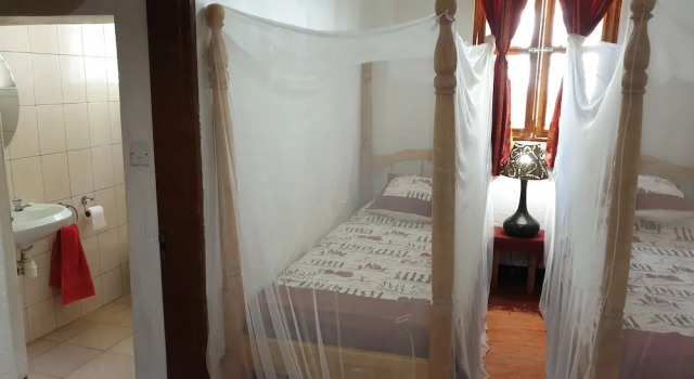 Alison & Dave's Guesthouse, Book Hotel Hoteller i Entebbe med parkering, Parkering
