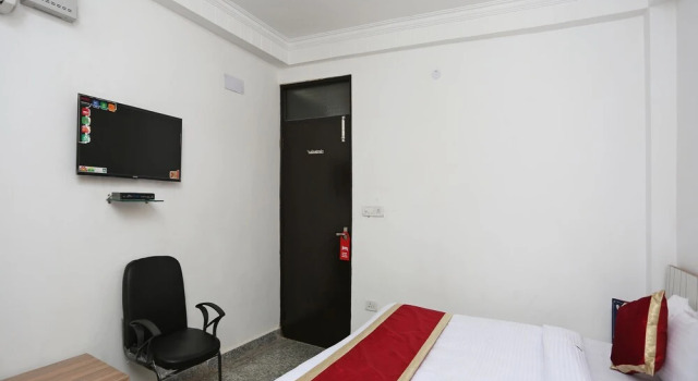 OYO 11953 Galaxy Residency