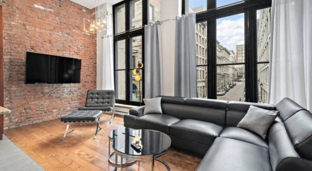 Old Montreal Street View 2BR Loft Hotel