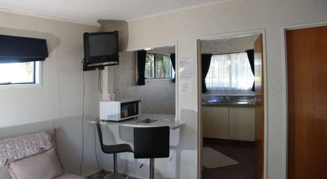 Three Oaks Motel, Boek Motel  