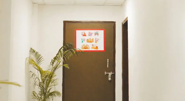 Roomshala 124 Royal inn Rohini, Забронировать Отель Отели Нью-Дели с парковкой, Парковка