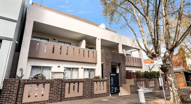 Bright 2-bed Flat With Balcony in Kensington, Book Apartment Melbourne 