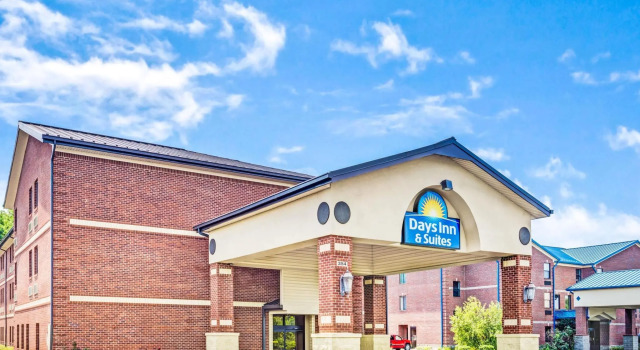 Четырёхместный номер Standard Days Inn & Suites by Wyndham Jeffersonville IN