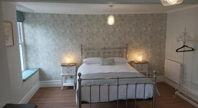 Riverbank Bed and Breakfast, Забронировать Отель Лланвртид-Уэлс Повис, рядом с Шерстяная мельница The Cambrian