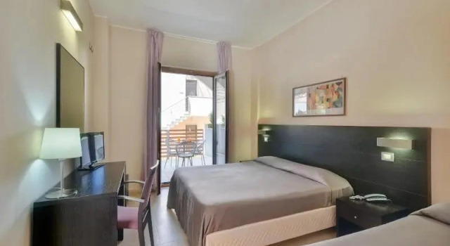 Трёхместный номер Standard с балконом Hotel Mareluna