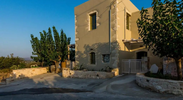 Вилла Traditional Stonebuilt Villa Leonanto with Heated Pool, only 5 Km from a Sandy Beach