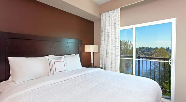 Двухместная студия с балконом Residence Inn by Marriott Seattle Sea-Tac Airport