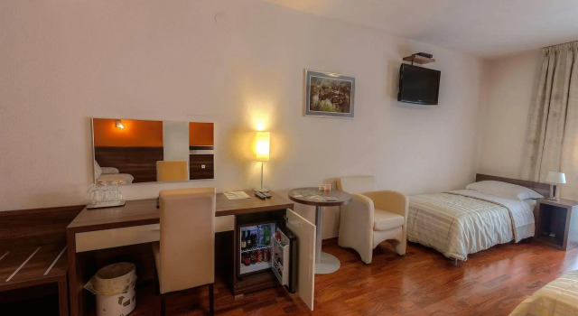 Hotel Degenija, Забронировать Отель Отели Lika Region с завтраком, Завтраки