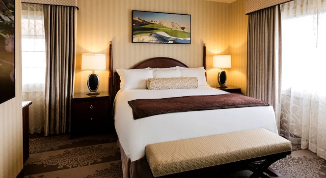 Люкс с балконом Eureka Casino Resort