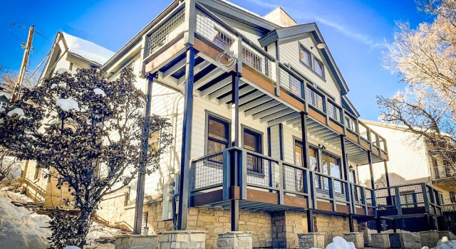 Коттедж 502 Woodside Gold Coast! 6 Bedroom Home by RedAwning