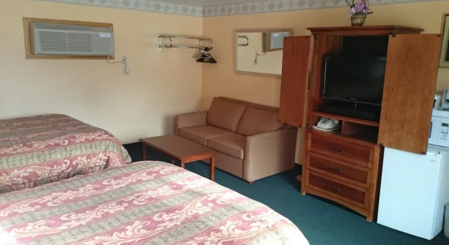 Четырёхместный номер Superior с балконом Western Motel
