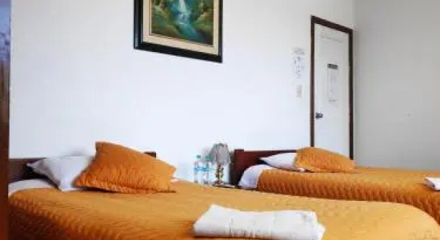 Hotel 9 de Octubre, Забронировать Отель Кито Сьерра, рядом с Del Arbolito Park
