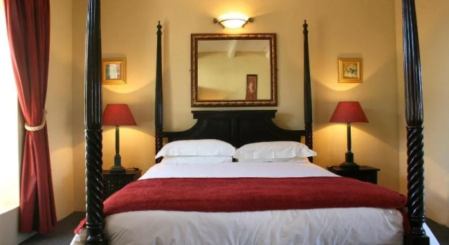 Auberge La Dauphine Guest House, Забронировать Хостел Отели Франсхук с бассейном, рядом с Huguenot Memorial Museum, Бассейн