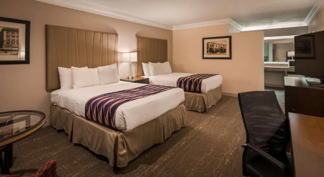 Четырёхместный семейный люкс Best Western Garden Inn