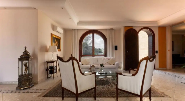 Villa piscina, campo calcetto, tennis, sauna m850, Book Villa Sommerhuse i Galatina, Hytte