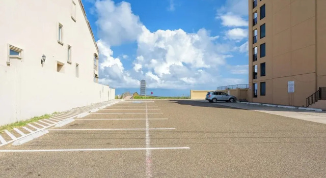 Courtyard Condo With Pool Only 1/4 Block to Beach!