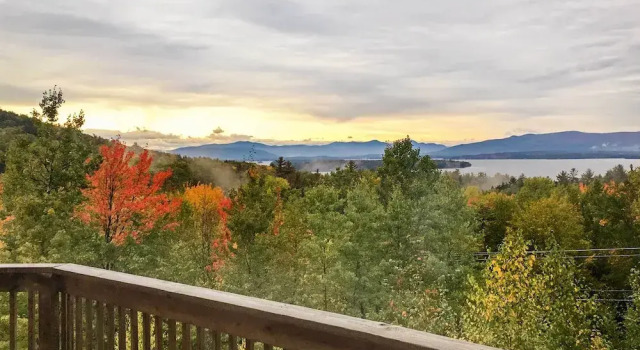 Spacious Gilford Retreat w/ Deck: 2 Mi to Skiing!, Забронировать Дом для отпуска Виллы Гилфорд, Вилла