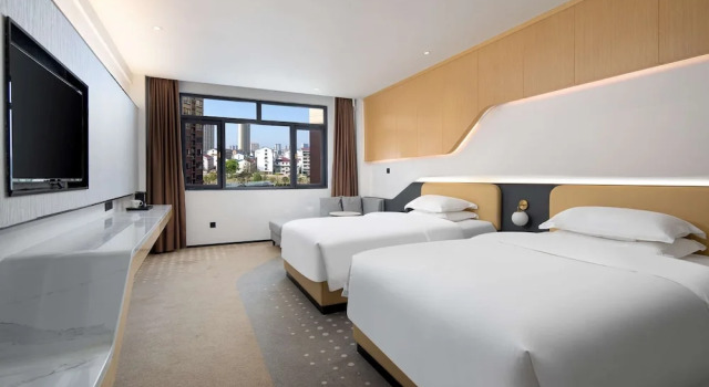 Четырёхместный номер Deluxe с видом на город Microtel by Wyndham Miluo Downtown Hotel