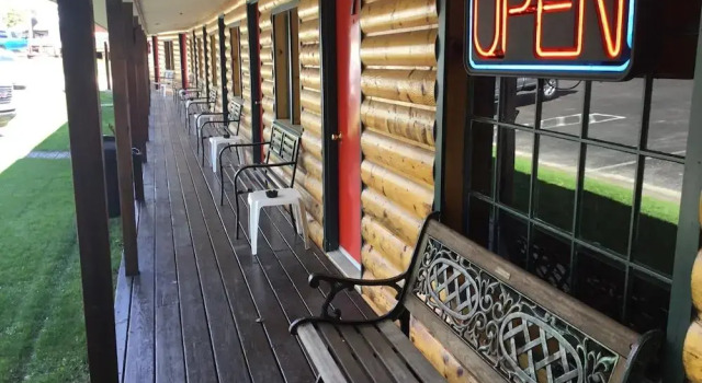 Pines Motel, Book Motel Hoteller i Evergreen Shores med parkering, Parkering