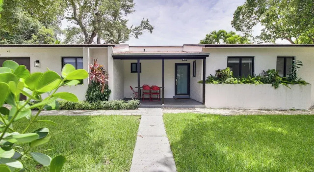 Коттедж 5 Mi to Beach: Group Getaway w/ Yard in Miami