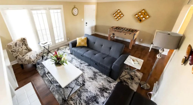 QUAINT UPDATED 2-BEDROOM HOUSE IN GLENDALE  (p2)